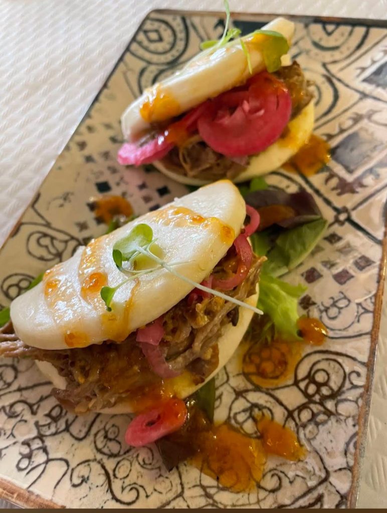 Bao de rabo de toro, tapa de autor – Restaurante Los Olivos, Molinicos