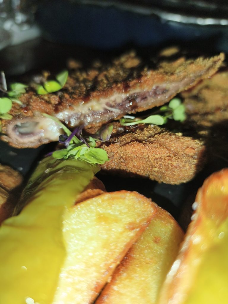Cachopo de ciervo con patatas – Restaurante Los Olivos, Molinicos