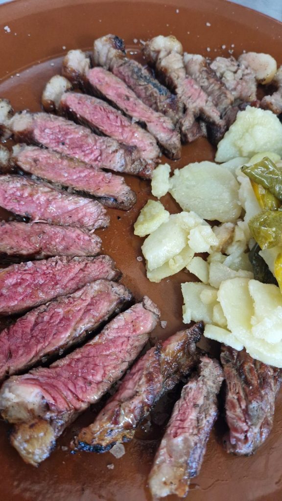 Chuletas de cordero segureño a la brasa – Restaurante Los Olivos, Molinicos