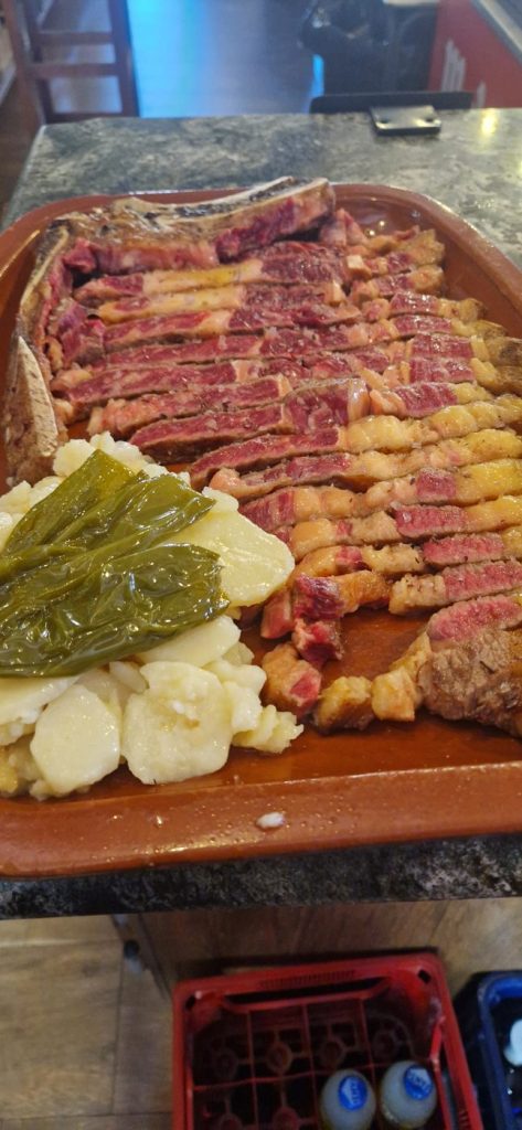 Chuletón a la brasa con patatas y pimientos – Restaurante Los Olivos, Molinicos