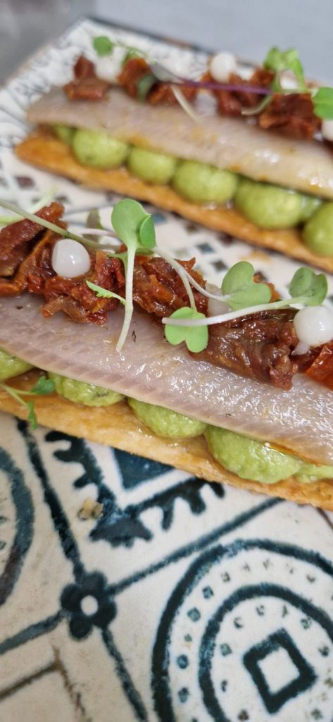 Hojaldre de sardina ahumada con tomate seco – Restaurante Los Olivos, Molinicos