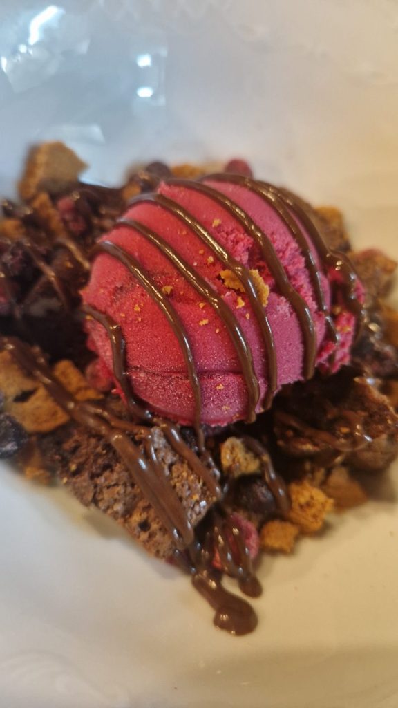 Postre casero con helado de frutos rojos y chocolate – Restaurante Los Olivos, Molinicos
