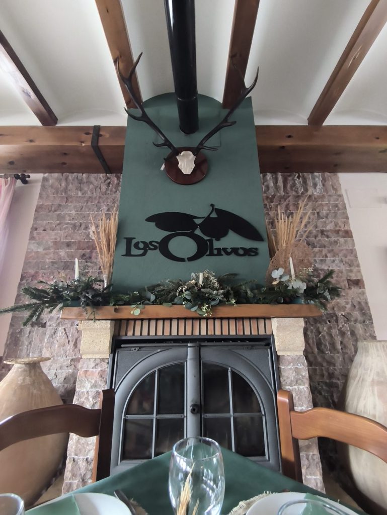 Salón con chimenea del Restaurante Los Olivos en Molinicos, Sierra del Segura