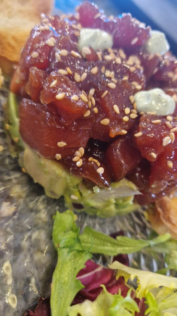 Tartar de atún con aguacate y sésamo – Restaurante Los Olivos, Molinicos